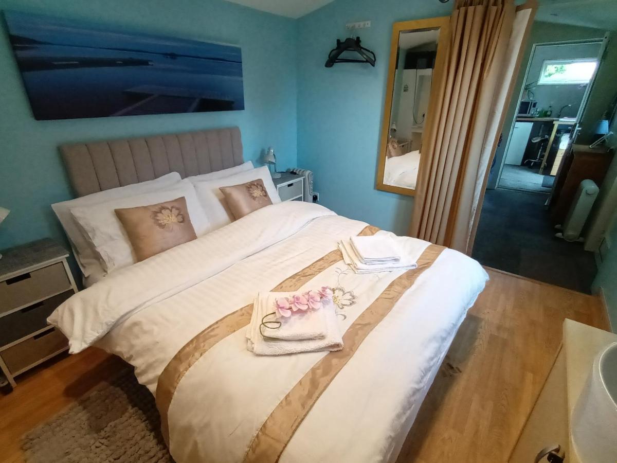 Private Suite In Oxfordshire, A40 Witney Buitenkant foto