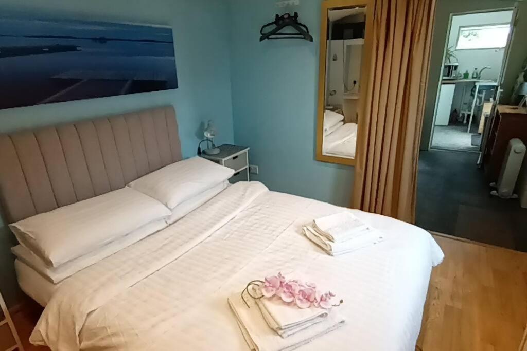 Private Suite In Oxfordshire, A40 Witney Buitenkant foto